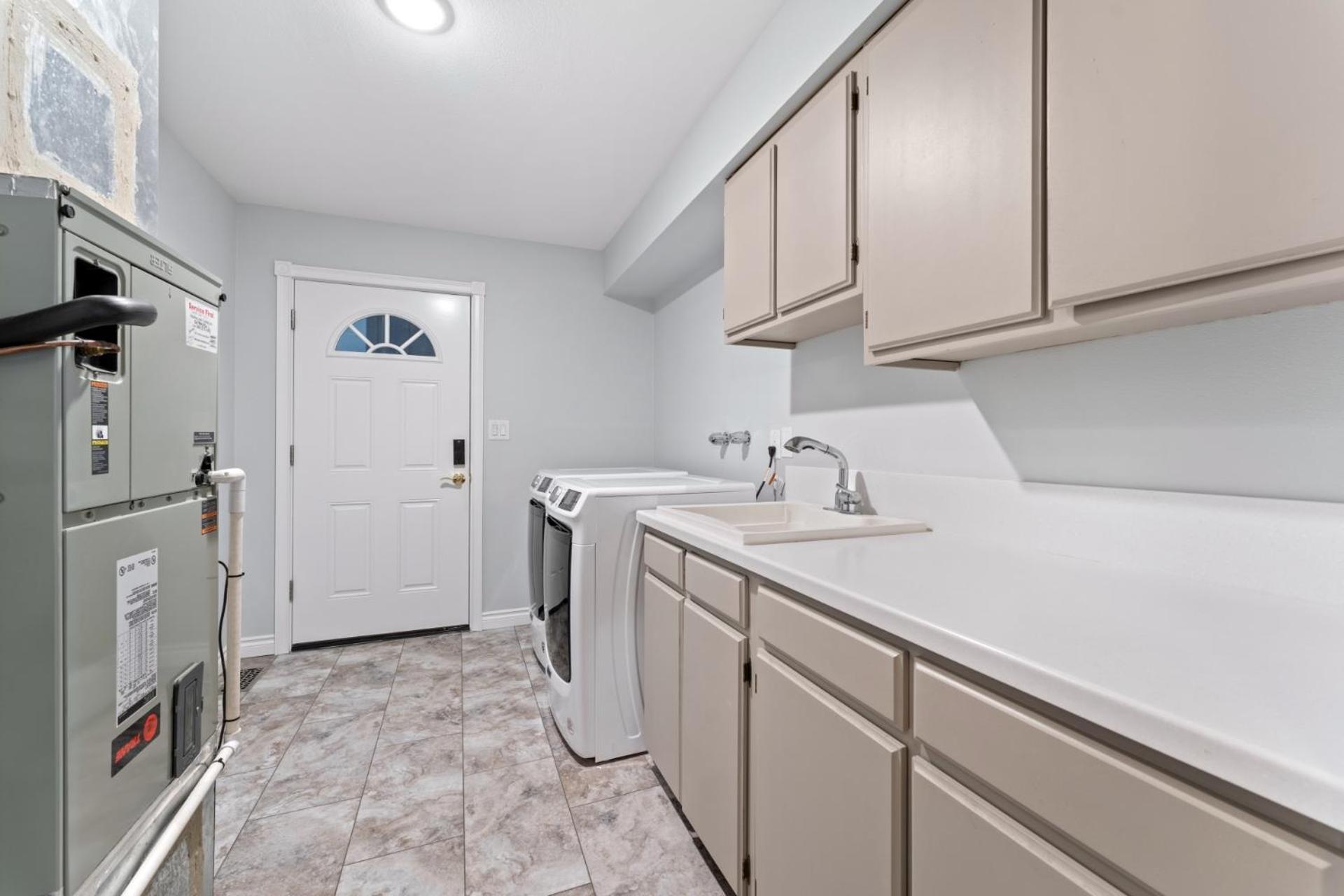 Royal Oaks Lux Villa with Fenced Yard, Near Vanmall & PDX view 3