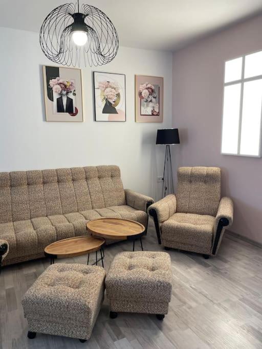 3 BR Apt, Spacious, Near South Park