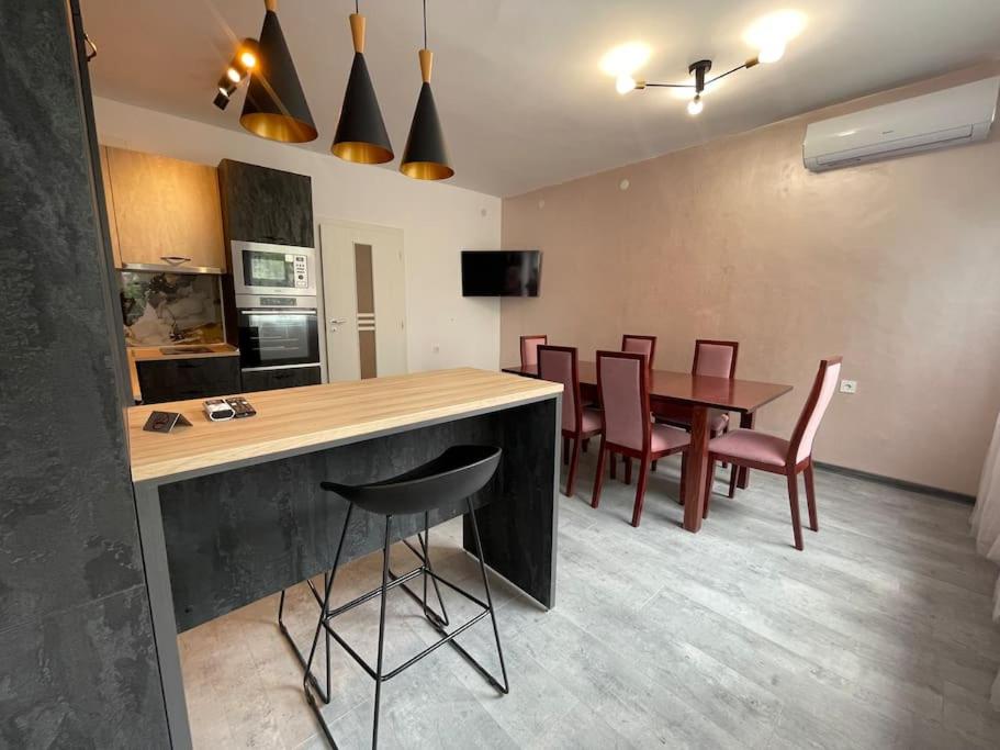 3 BR Apt, Spacious, Near South Park