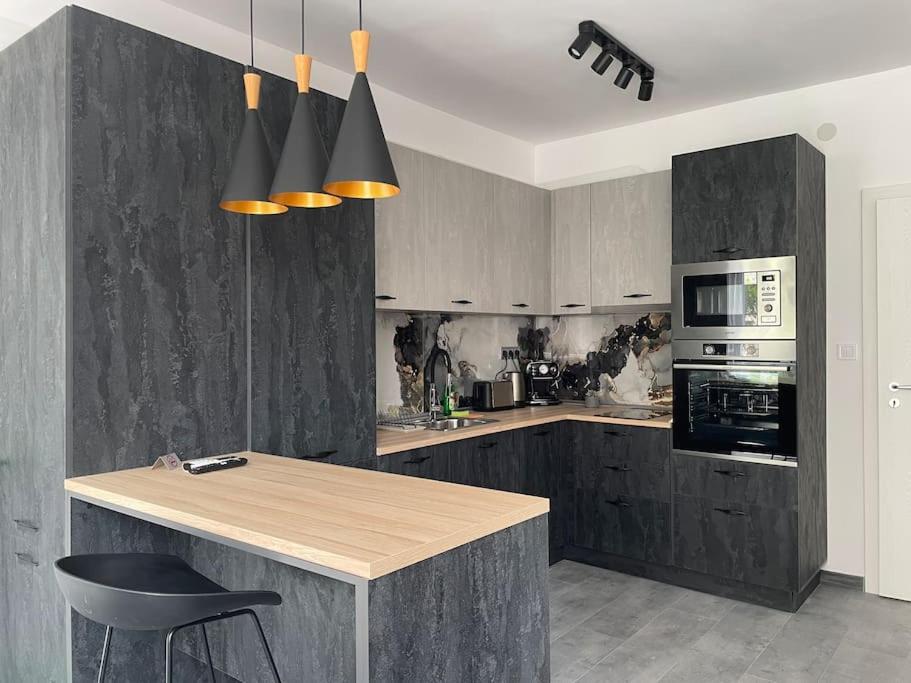 3 BR Apt, Spacious, Near South Park