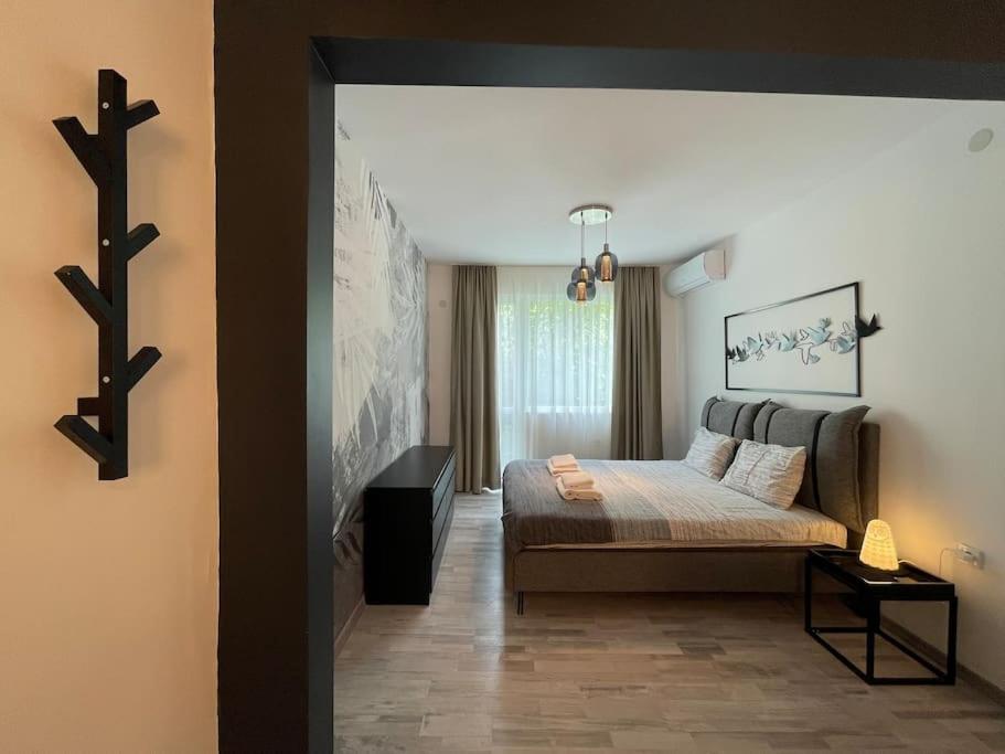 3 BR Apt, Spacious, Near South Park