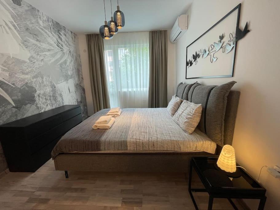 3 BR Apt, Spacious, Near South Park