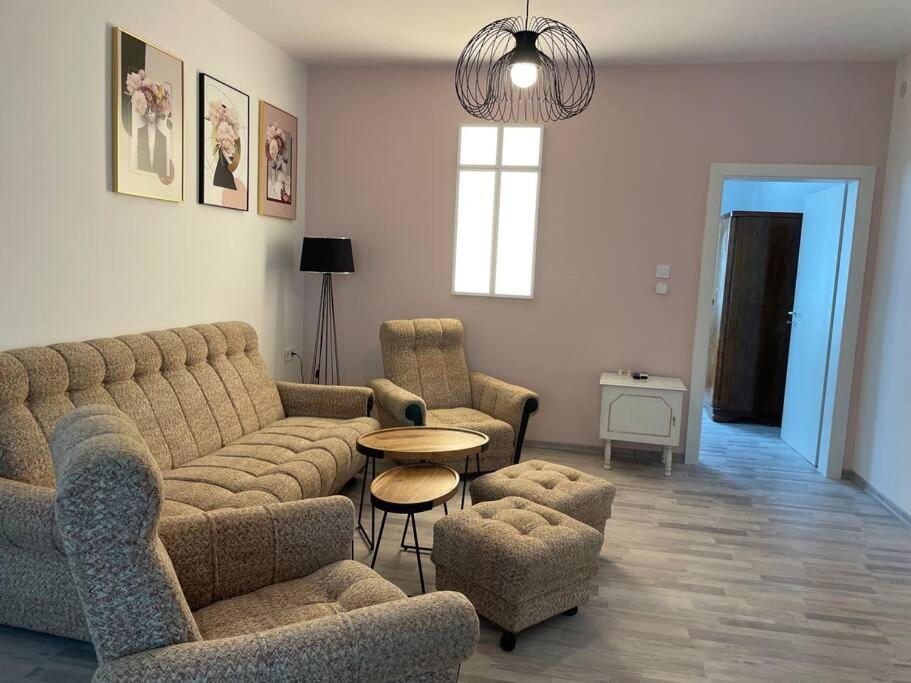 3 BR Apt, Spacious, Near South Park
