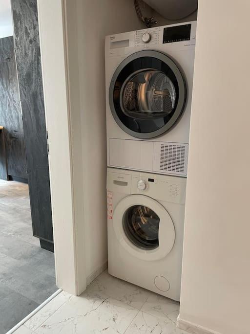 3 BR Apt, Spacious, Near South Park