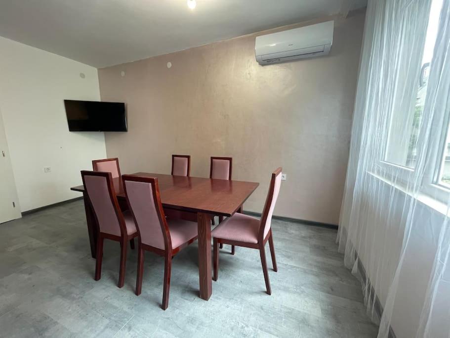 3 BR Apt, Spacious, Near South Park