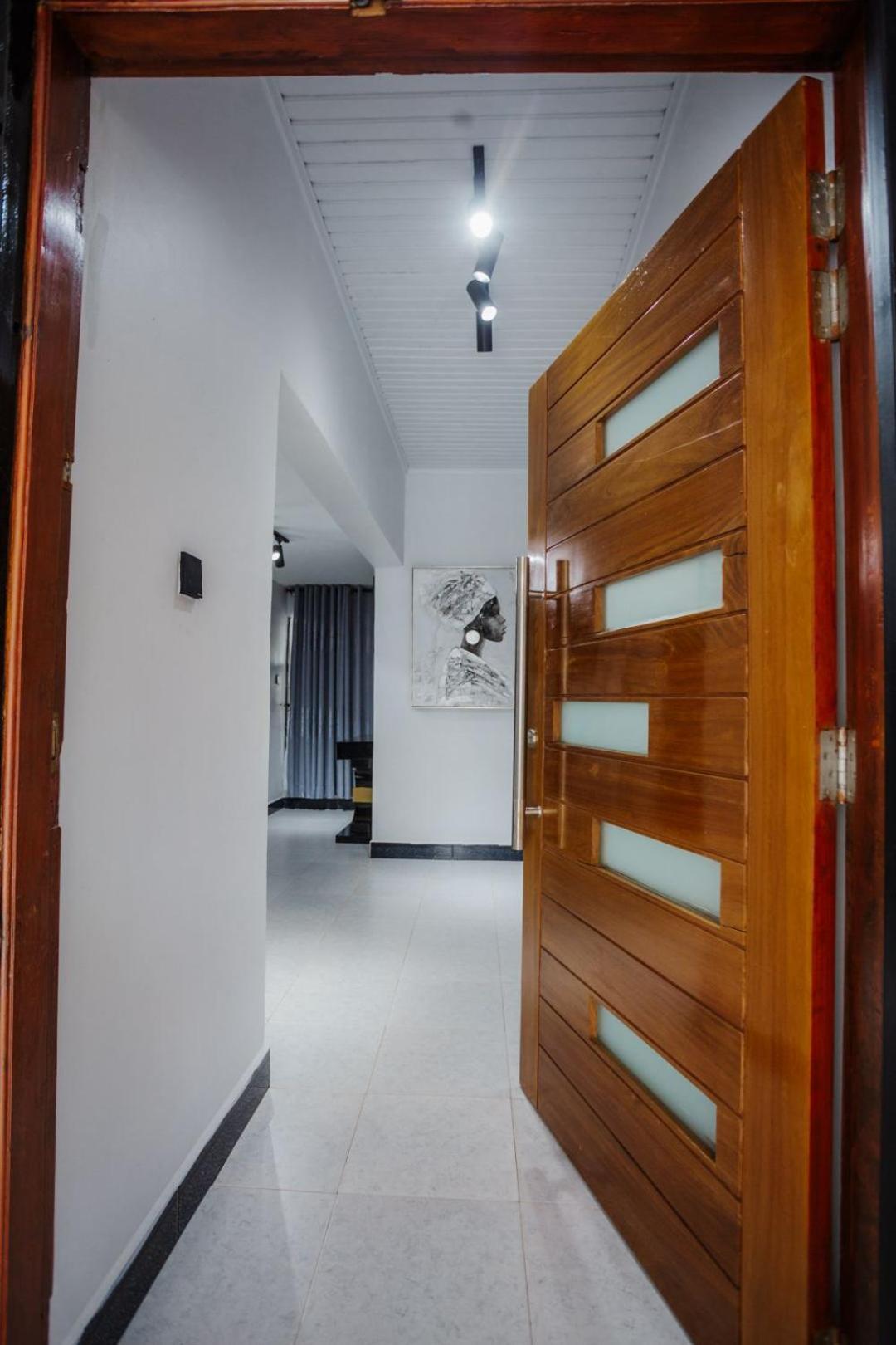 African Oak: Rosewood view 3