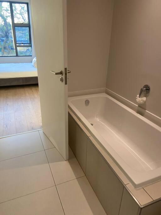 Trendy 2-bed 2-bath Apartment