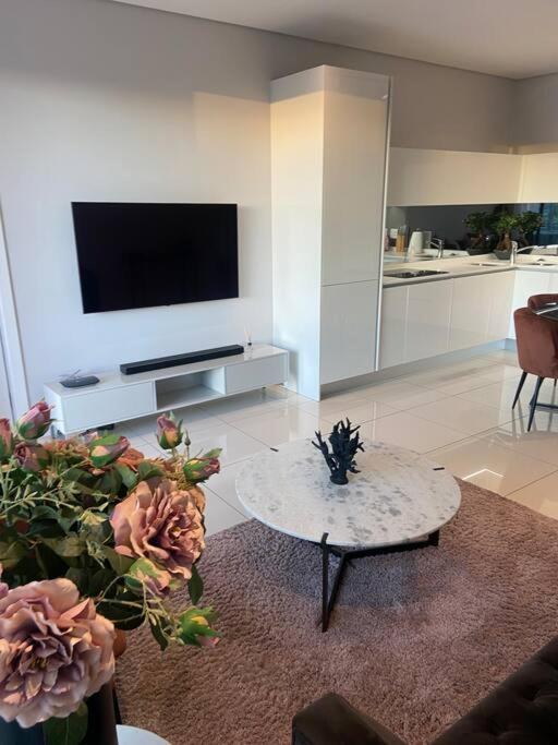 Trendy 2-bed 2-bath Apartment