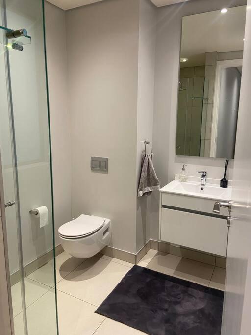Trendy 2-bed 2-bath Apartment