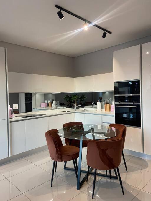 Trendy 2-bed 2-bath Apartment