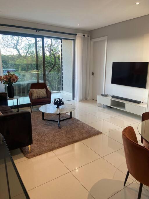 Trendy 2-bed 2-bath Apartment