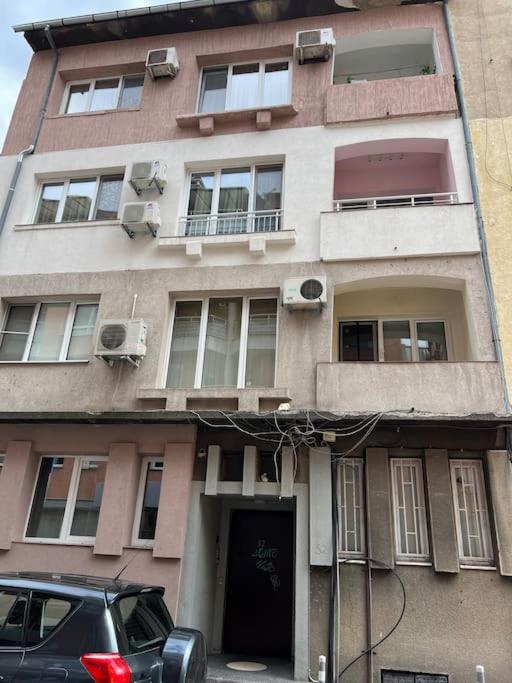 Lovely central 1-bedroom rental with patio
