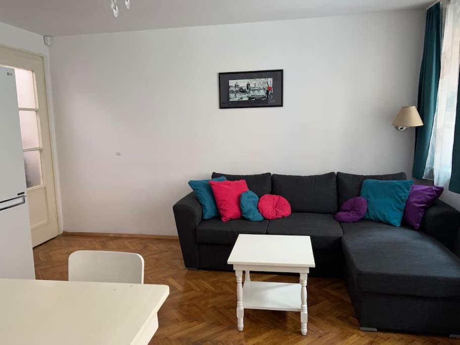 Lovely central 1-bedroom rental with patio