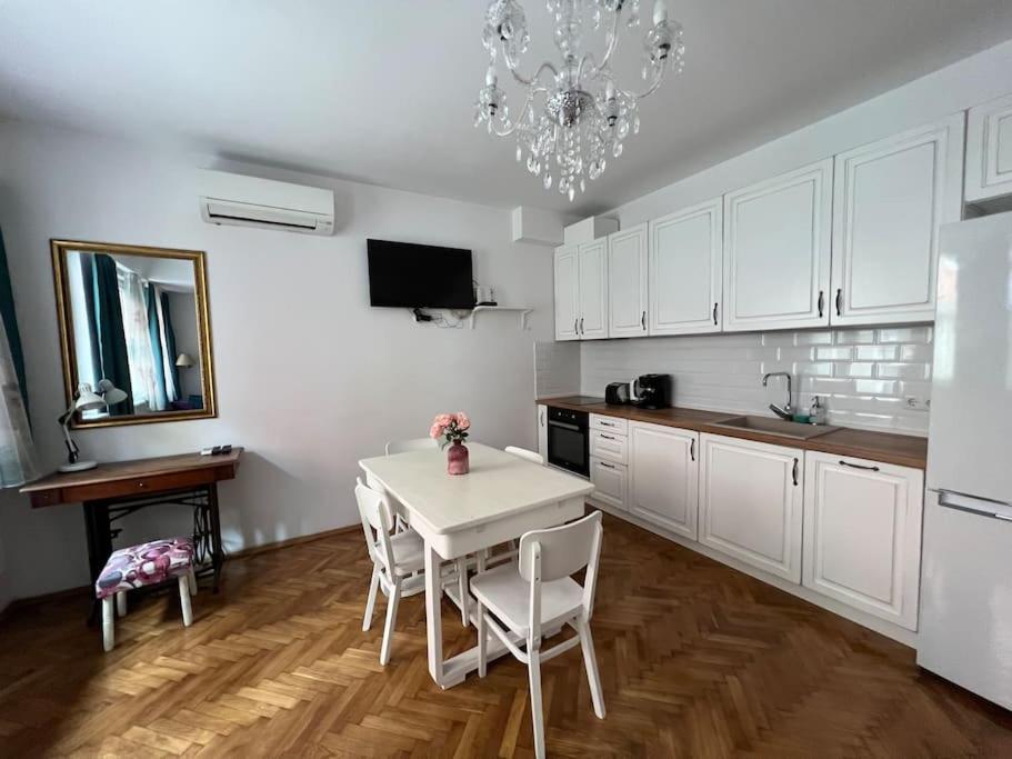 Lovely central 1-bedroom rental with patio