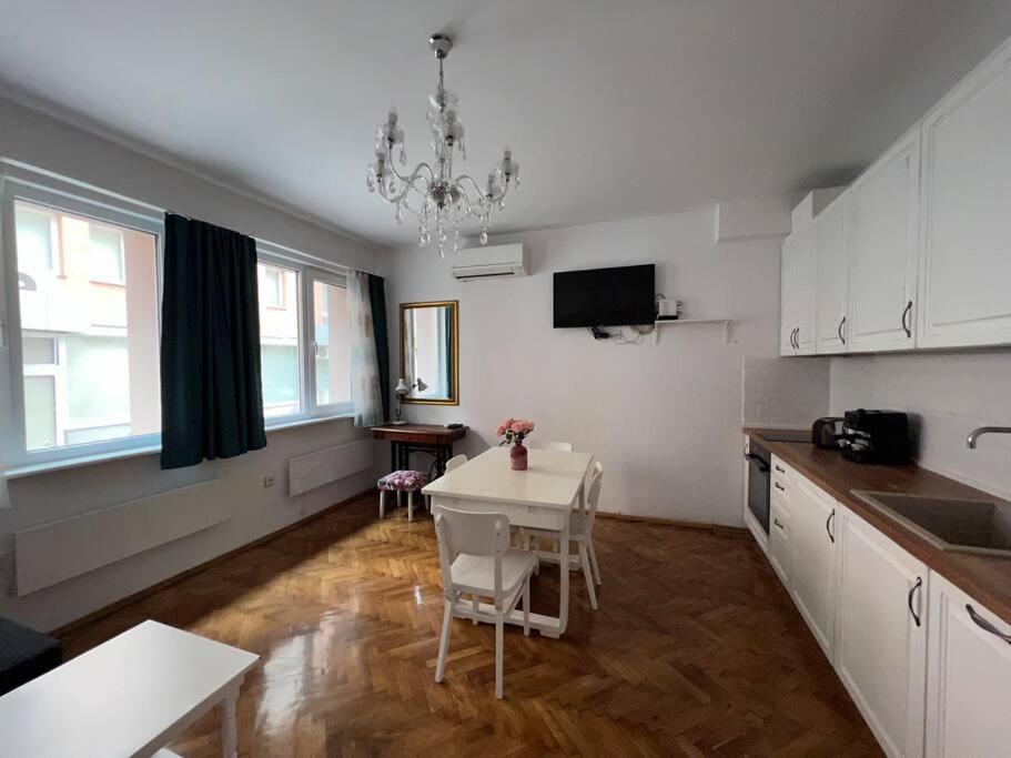 Lovely central 1-bedroom rental with patio