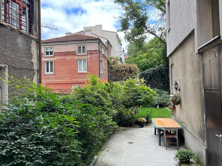 Lovely central 1-bedroom rental with patio
