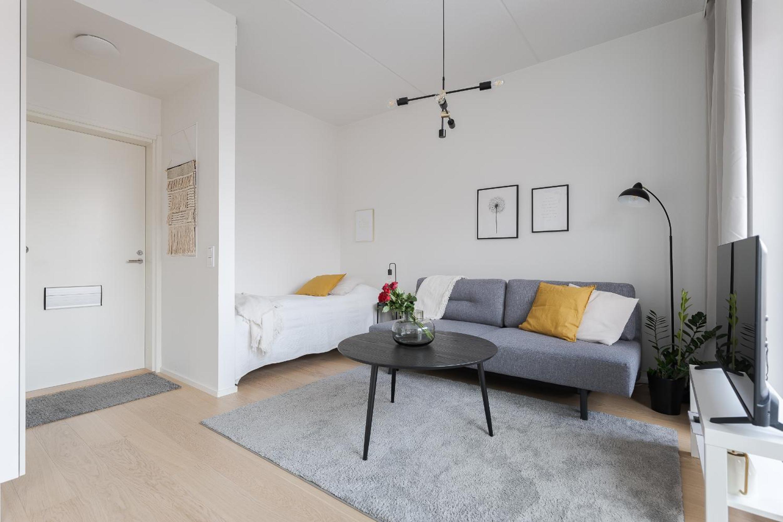 Great location, quiet and new with balcony&cafe view 4