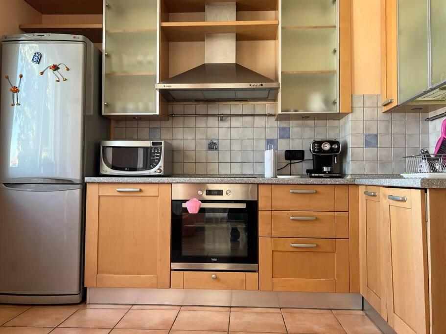 Lovely spacious 3BR just outside of city centre