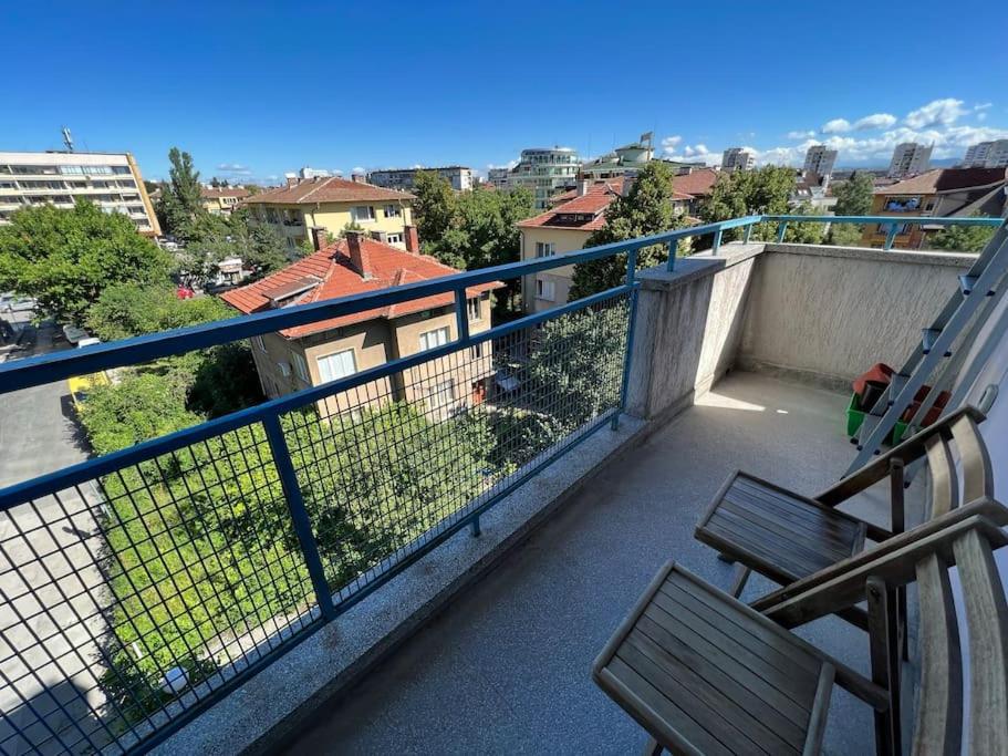 Lovely spacious 3BR just outside of city centre