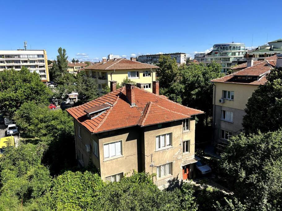 Lovely spacious 3BR just outside of city centre