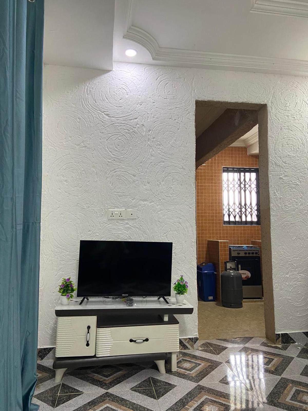 1 Bedroom House Sleeps 2 - Aircon - Free parking view 3