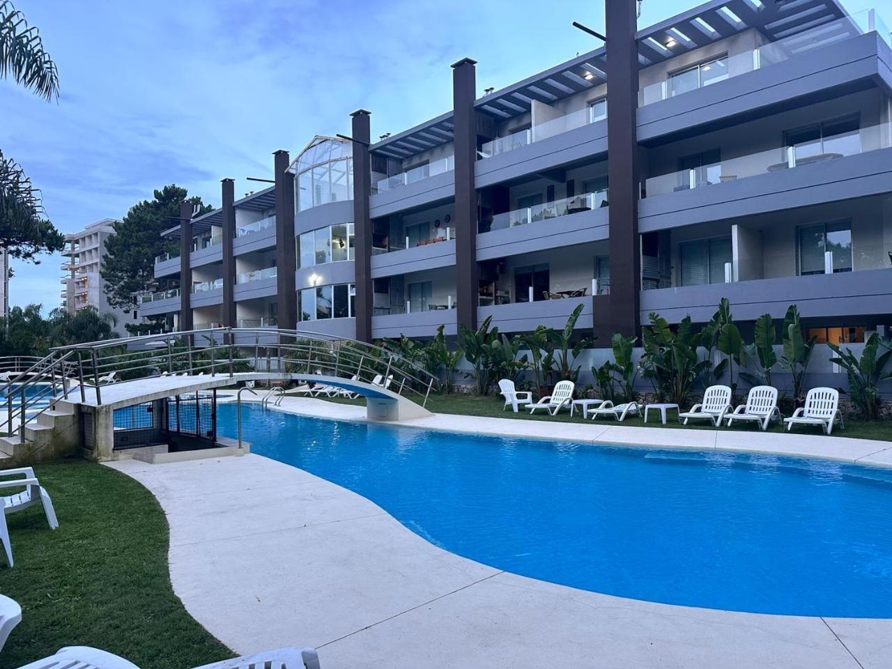 Departamento con vista a la piscina