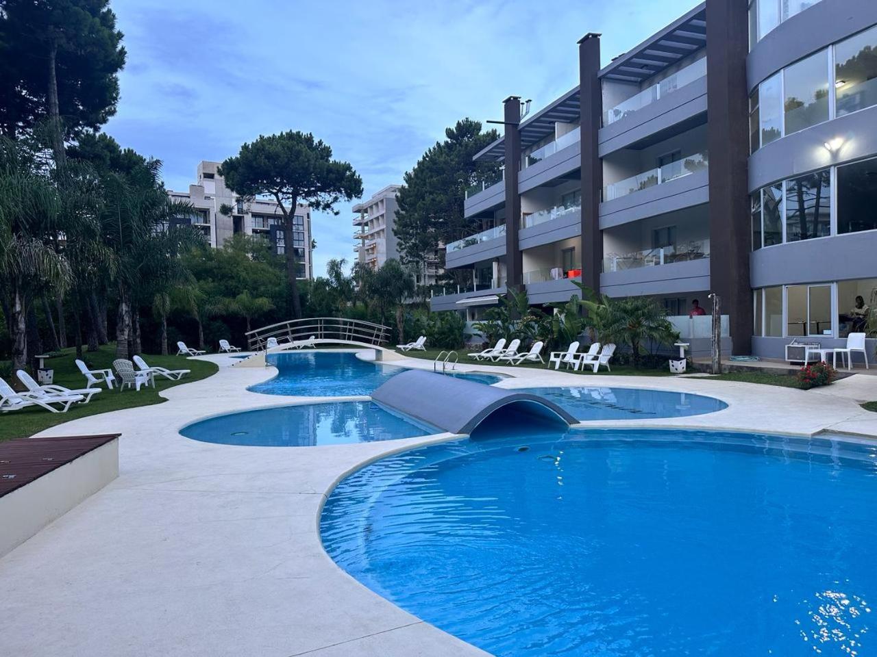 Departamento con vista a la piscina