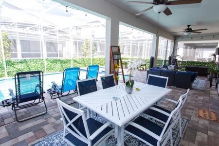 Magical Muggle Mansion Pool & Spa Sleeps 23 view 3