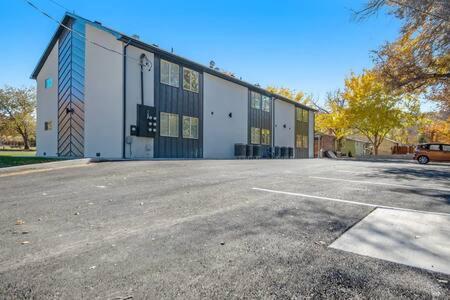 Hotel Near Downtown Stylish 2BR With Amazing Patio - 6 - Image 1