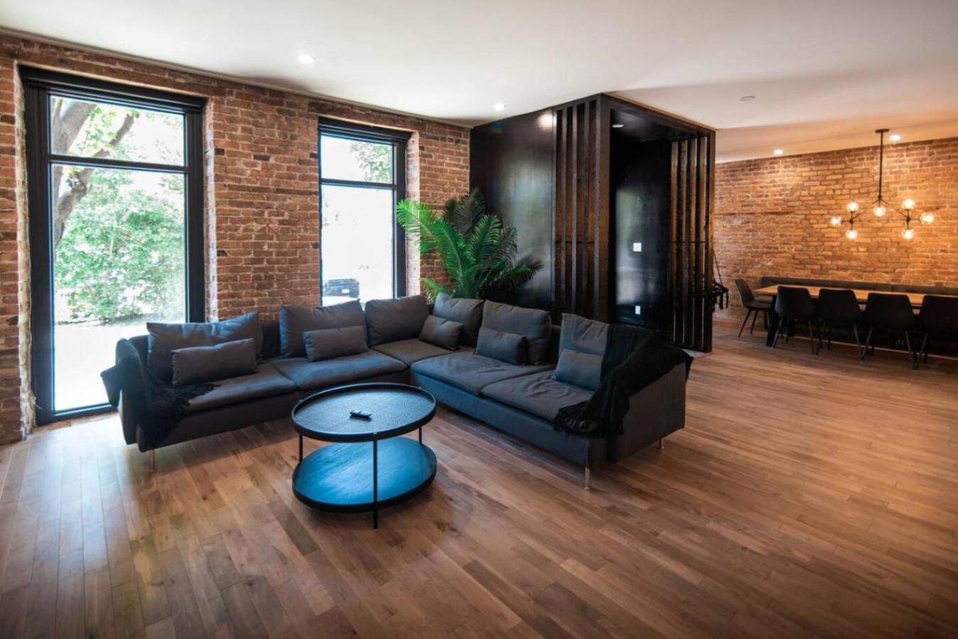 Château Deluxe // Vieux-Québec, Énorme Maison