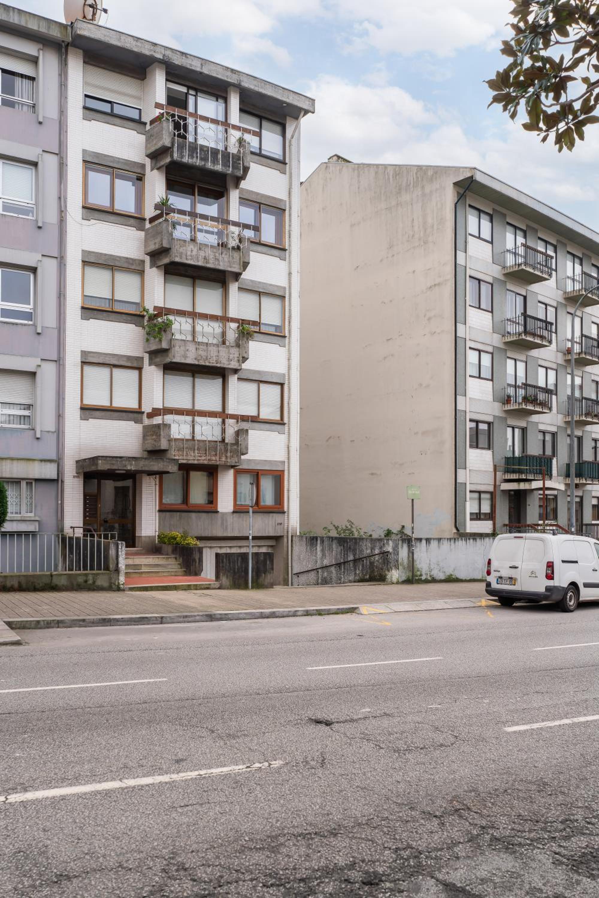 Host Wise - Spacious Modern Flat w Balcony