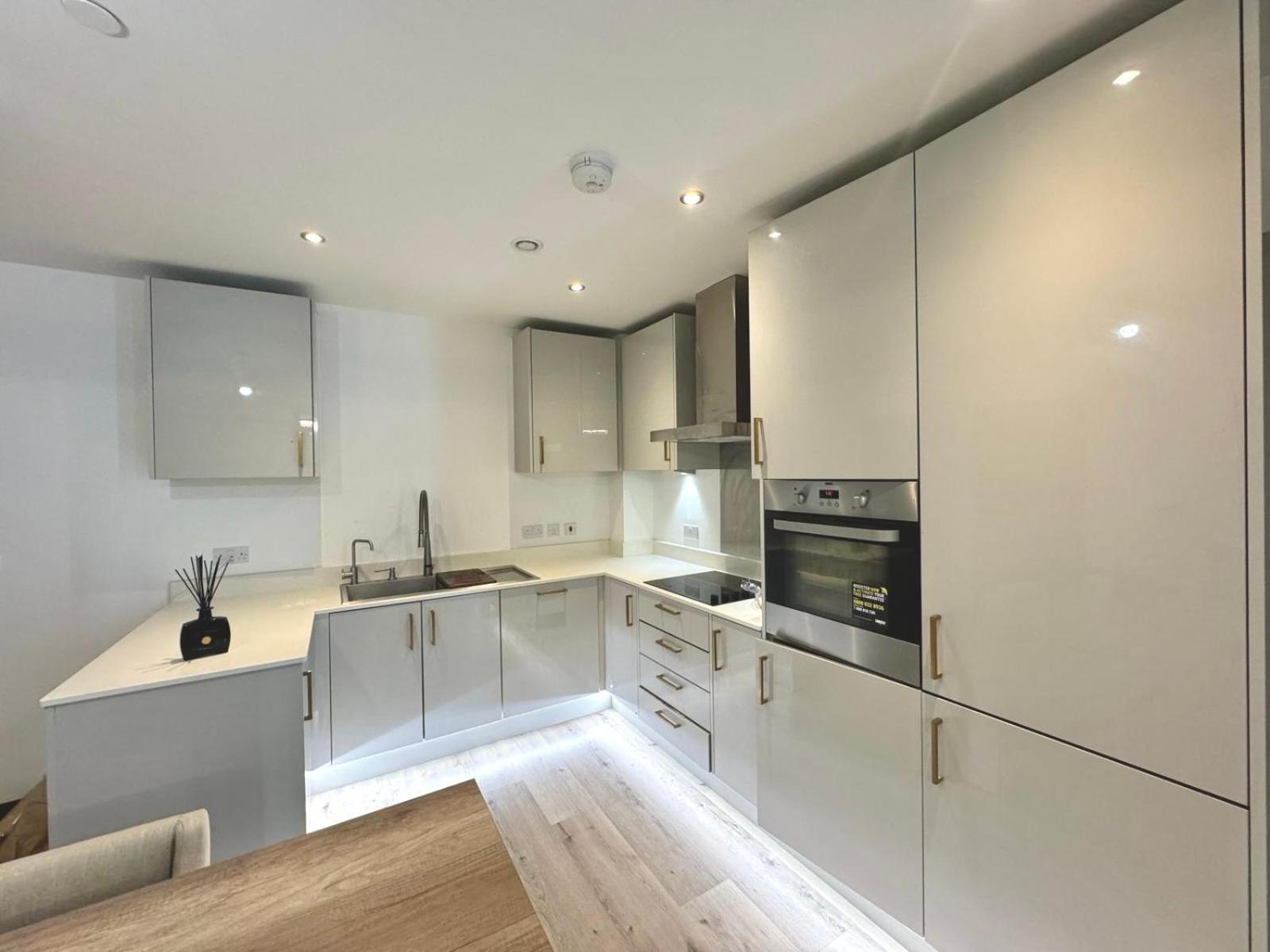 Hayes Vacations - Luxury Heathrow 2 Bedroom New Build Apartment - Property Image 8