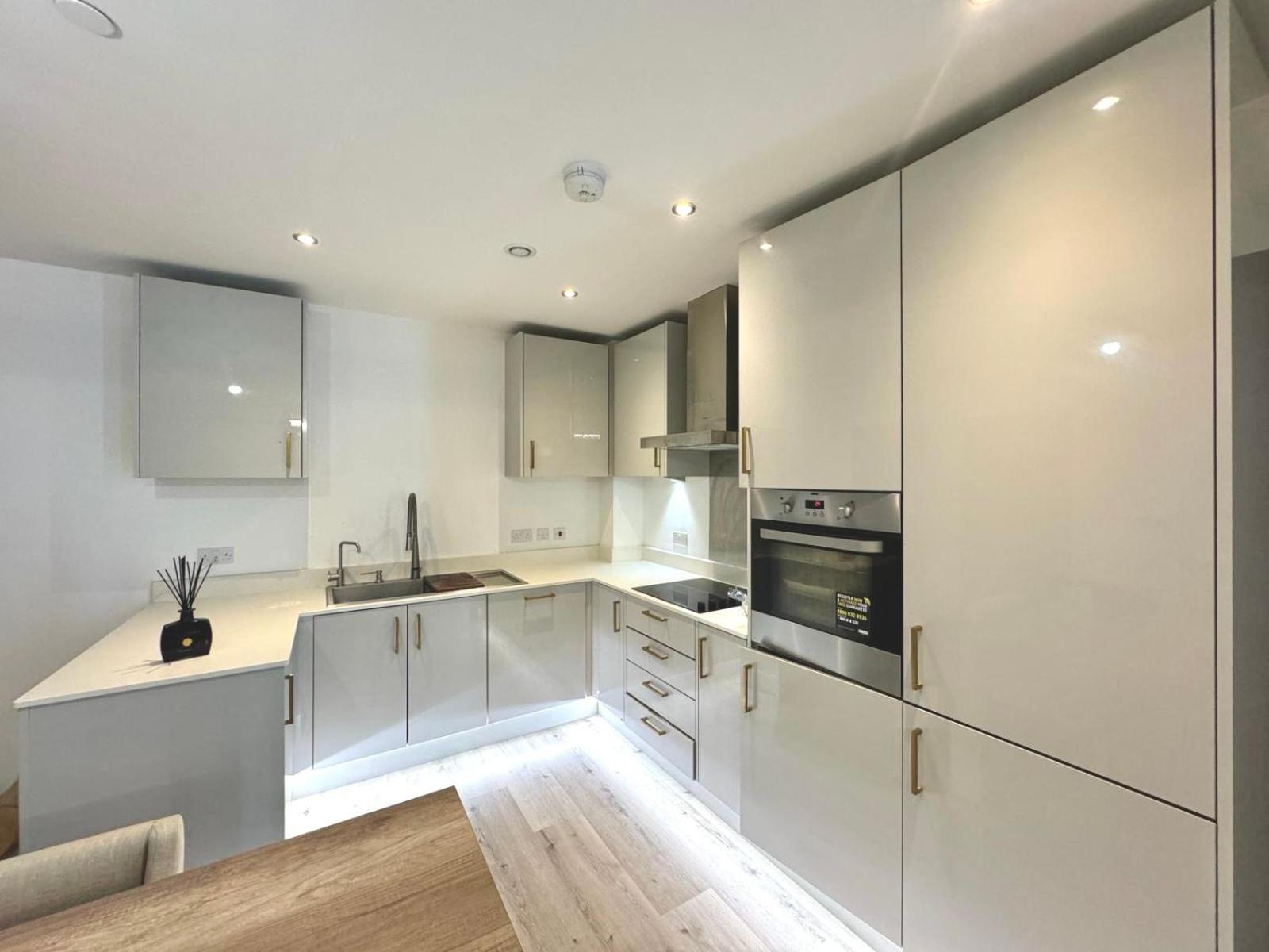 Hayes Vacations - Luxury Heathrow 2 Bedroom New Build Apartment - Property Image 7