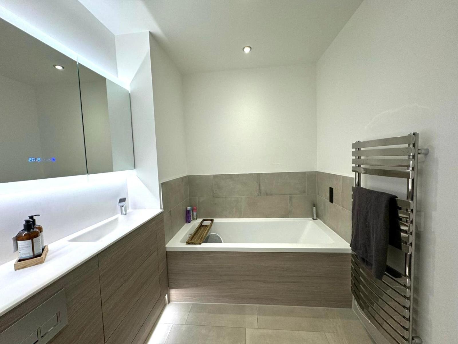 Hayes Vacations - Luxury Heathrow 2 Bedroom New Build Apartment - Property Image 5