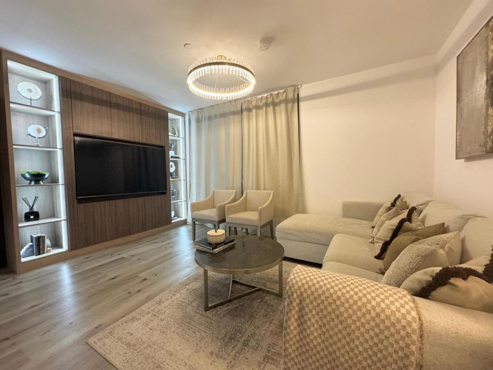 Luxury Heathrow 2 Bedroom New Build Apartment