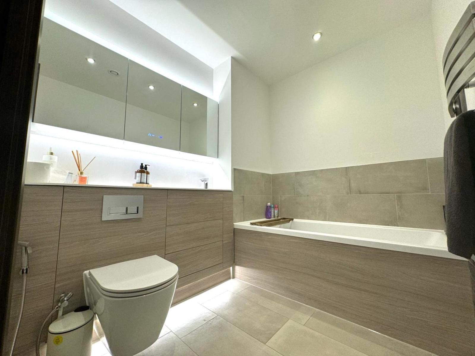 Luxury Heathrow 2 Bedroom New Build Apartment