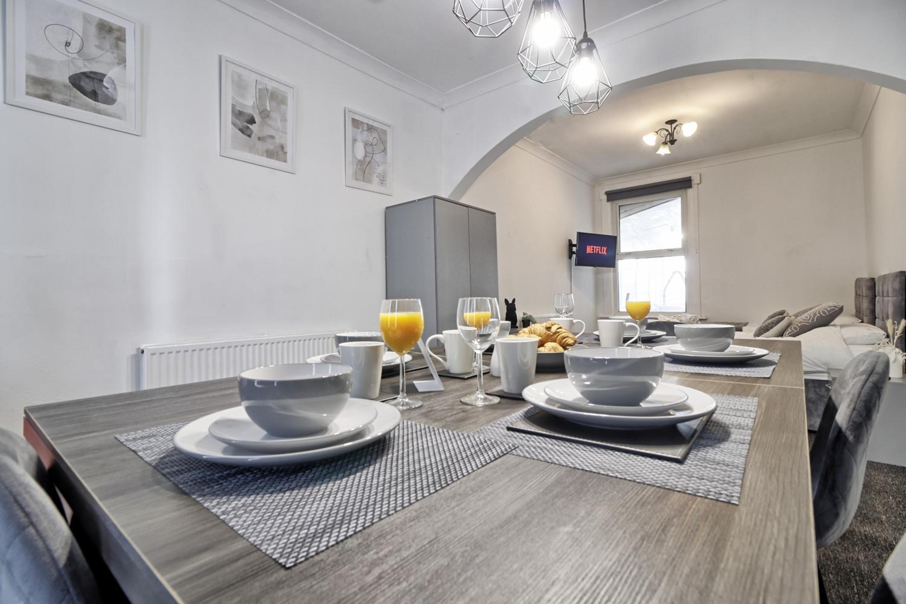 Elegant 4-Bedroom House with Parking, 5 Minutes from Southend Station view 4
