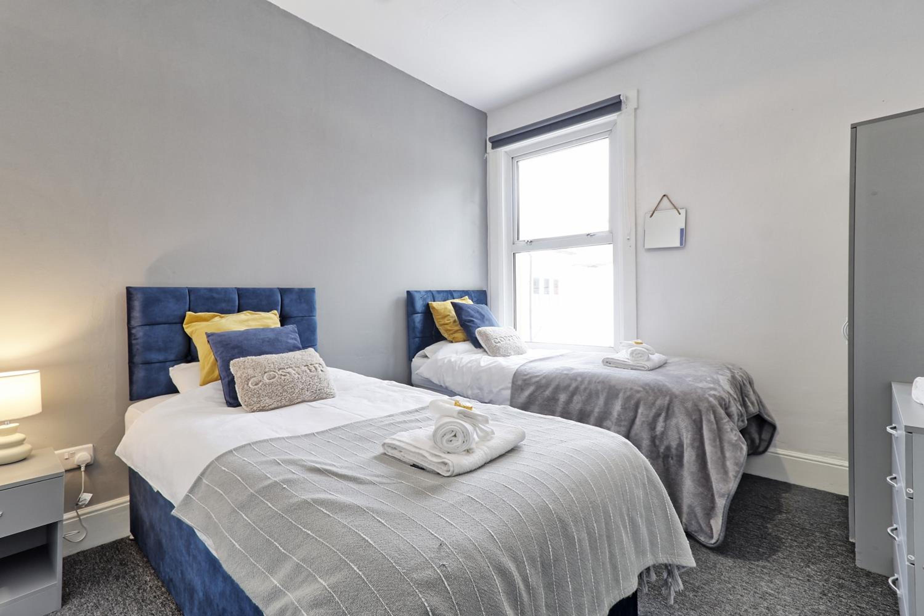 Elegant 4-Bedroom House with Parking, 5 Minutes from Southend Station view 2