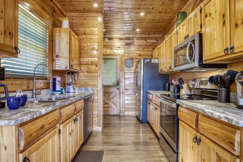 Timeless View - Mountain Views, Hot Tub, WIFI, Game Room, Free Attraction Tickets! view 3