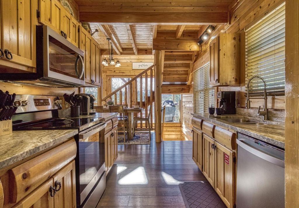 Timeless View - Mountain Views, Hot Tub, WIFI, Game Room, Free Attraction Tickets! view 4