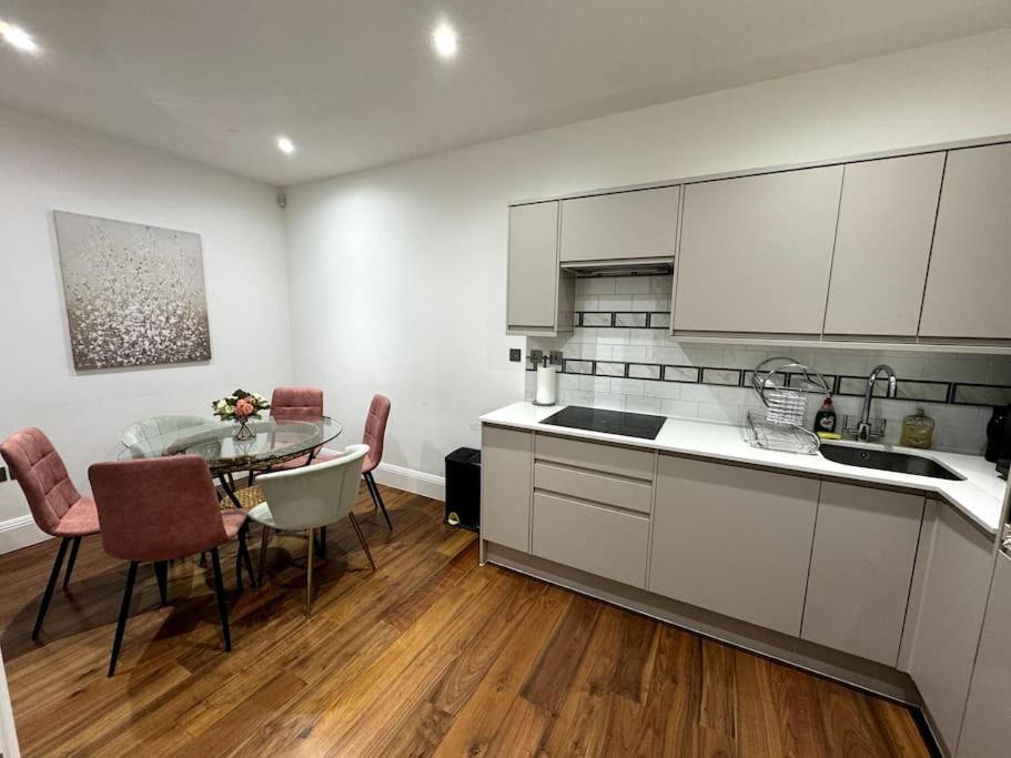 Modern Majesty 3 Bed 3 Bath House in London