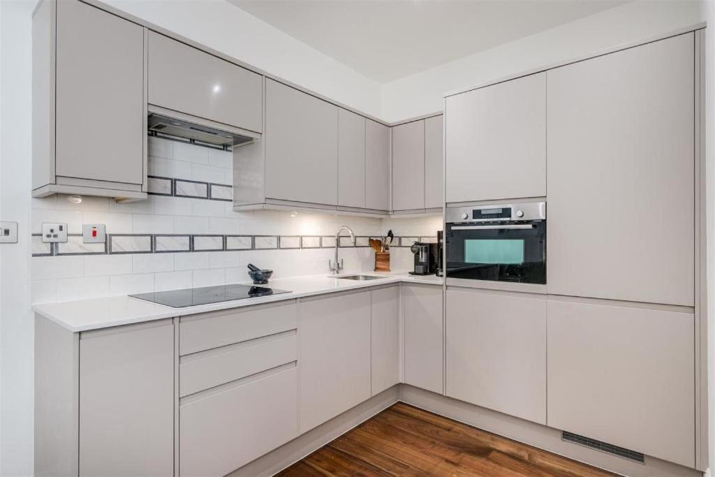 Modern Majesty 3 Bed 3 Bath House in London