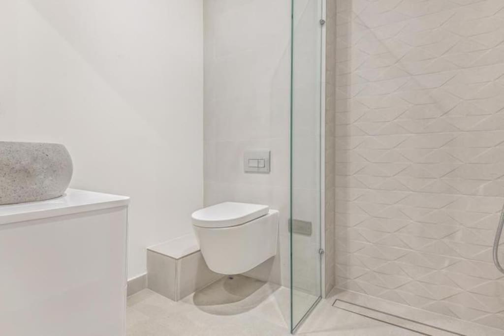 Modern Majesty 3 Bed 3 Bath House in London