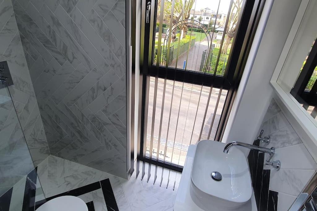 Modern Majesty 3 Bed 3 Bath House in London