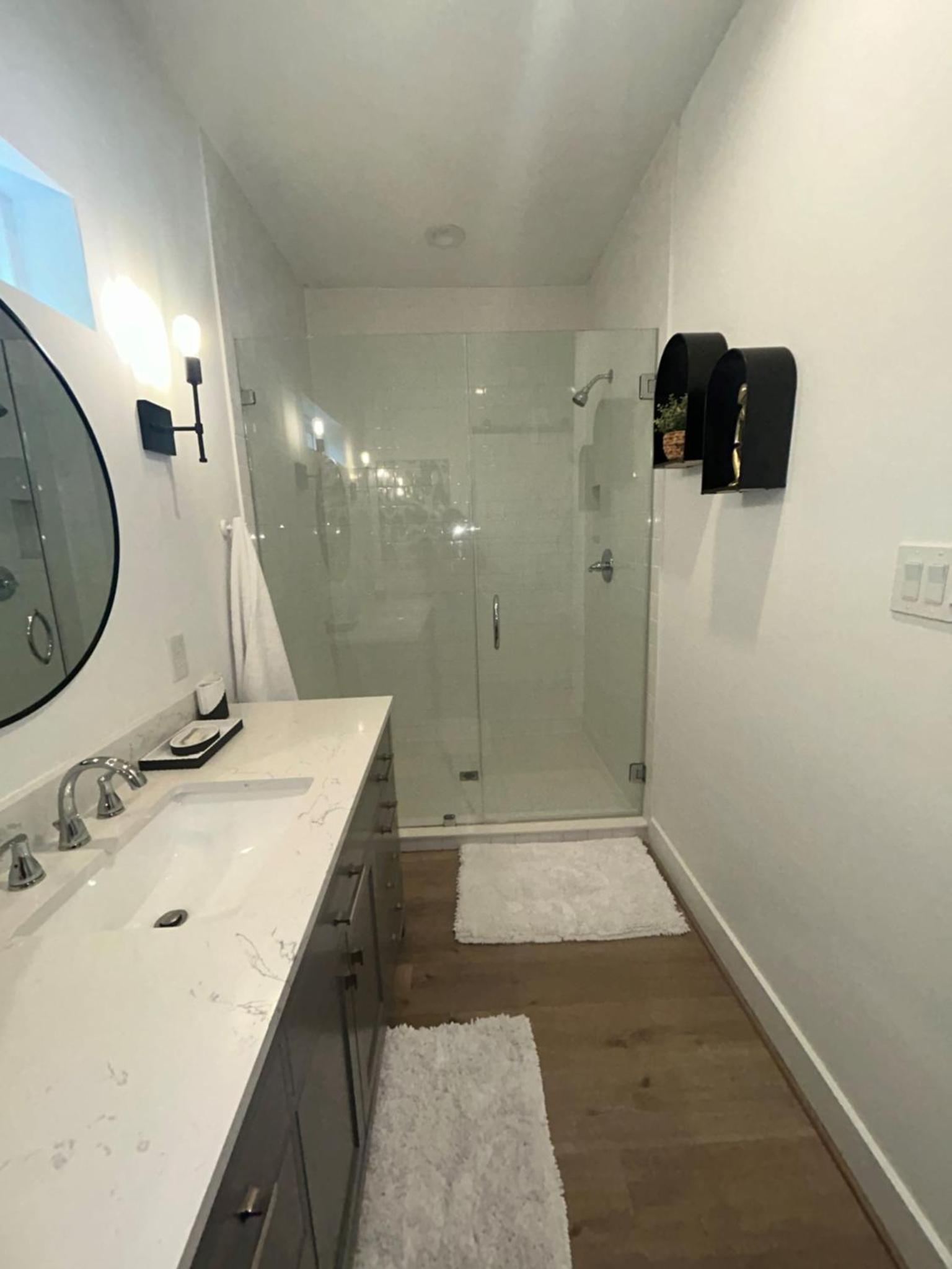 Chic Euro Retreat - 5 Mins to Downtown - King Bed