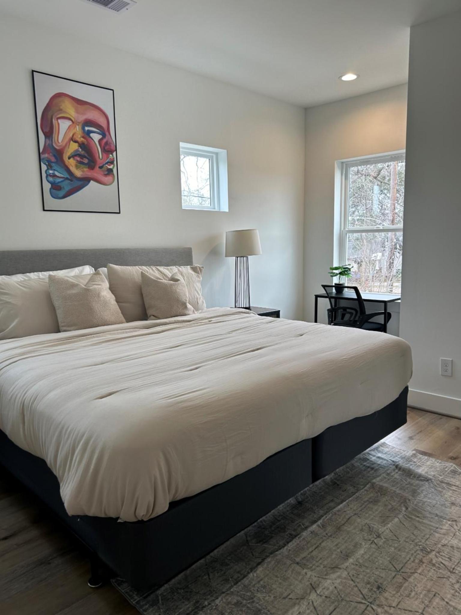 Chic Euro Retreat - 5 Mins to Downtown - King Bed
