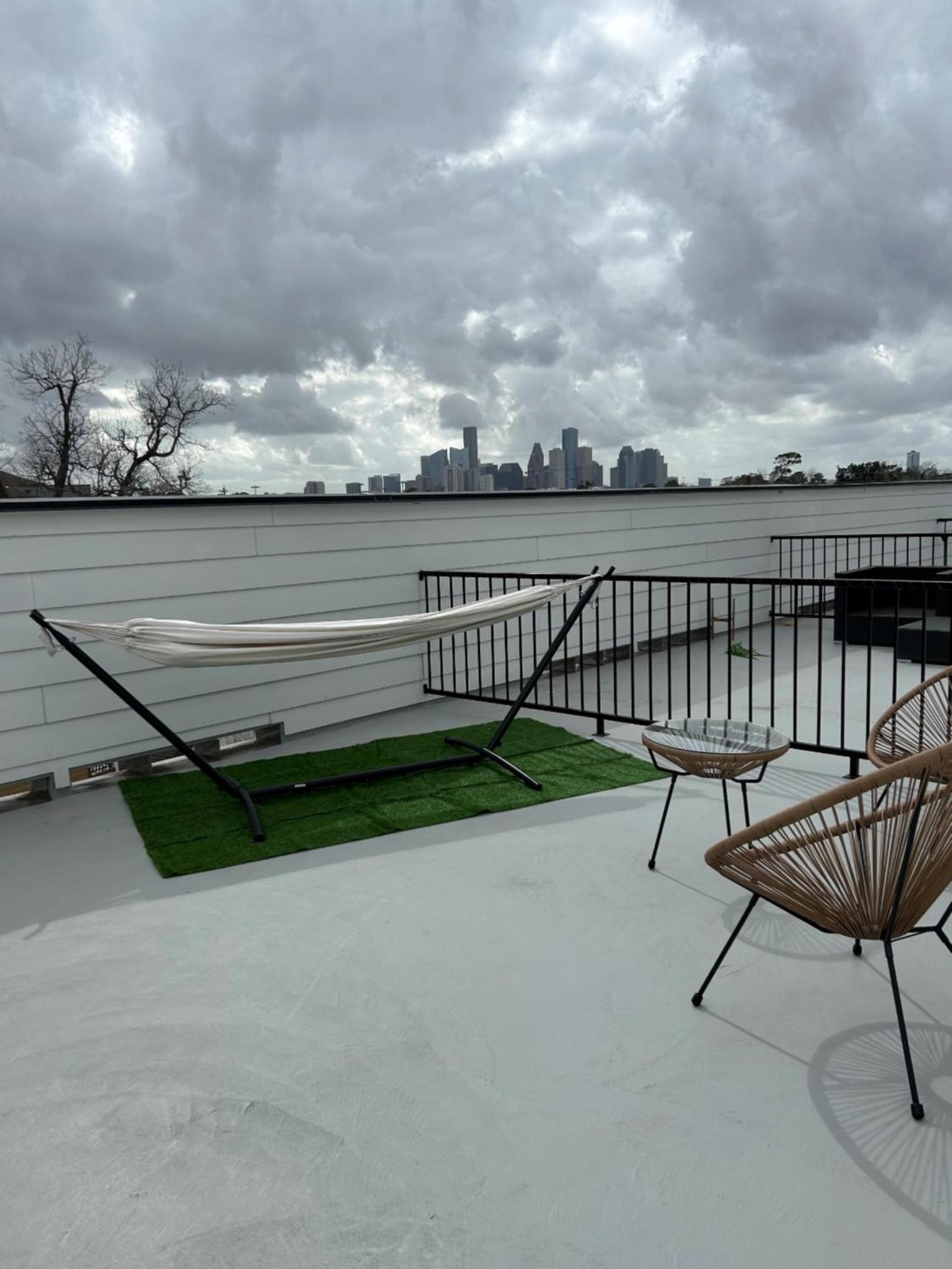 Chic Euro Retreat - 5 Mins to Downtown - King Bed