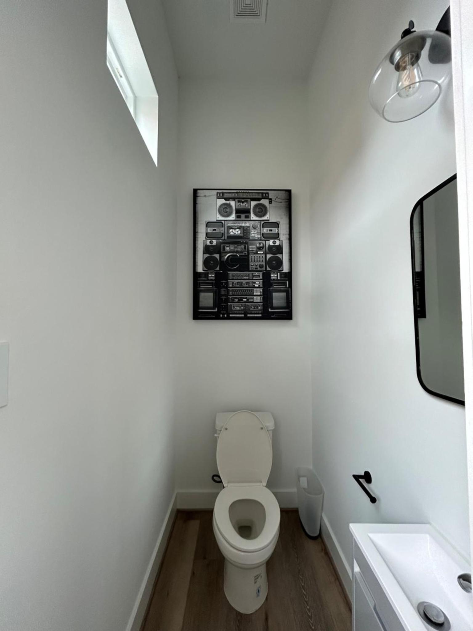 Chic Euro Retreat - 5 Mins to Downtown - King Bed