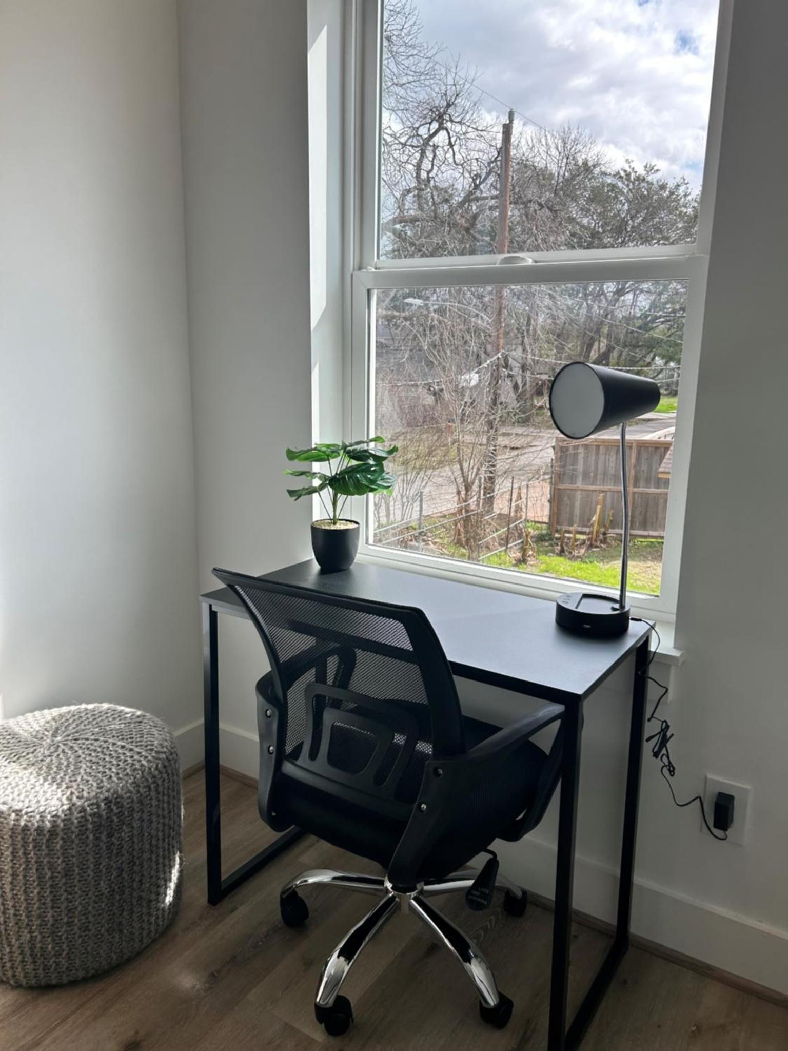 Chic Euro Retreat - 5 Mins to Downtown - King Bed