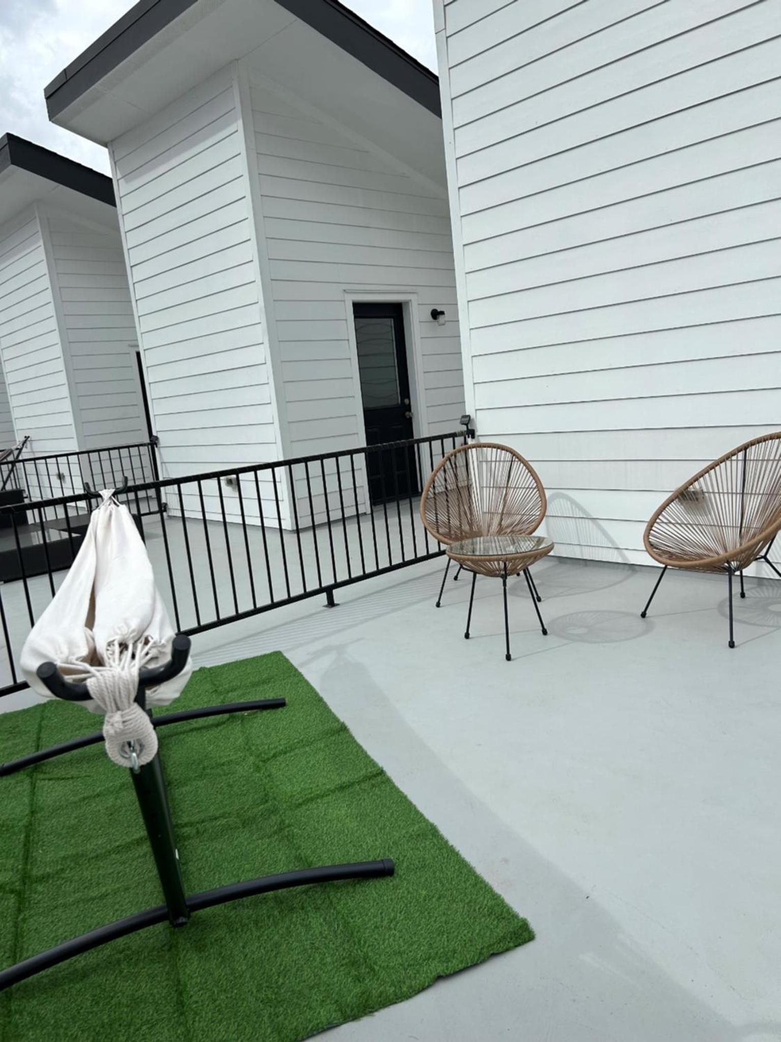 Chic Euro Retreat - 5 Mins to Downtown - King Bed